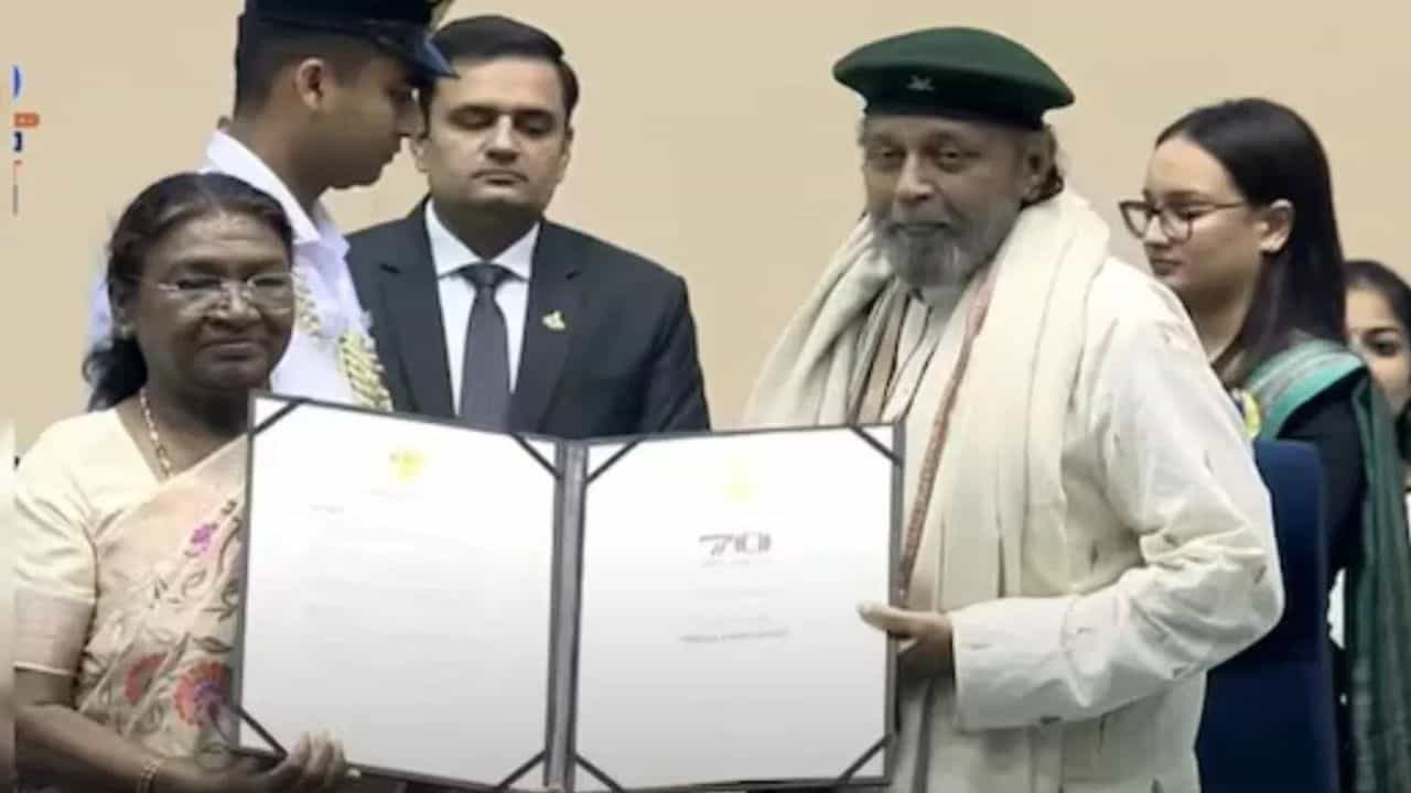 70 वा राष्ट्रीय चित्रपट पुरस्कार वितरण सोहळा आज (8 ऑक्टोबर) नवी दिल्लीतील विज्ञान भवनमध्ये पार पडला. राष्ट्रीय पुरस्कार विजेत्यांसोबतच ज्येष्ठ अभिनेते मिथुन चक्रवर्ती यांचा दादासाहेब फाळके पुरस्काराने गौरव करण्यात आला. राष्ट्रपती दौपदी मुर्मू यांच्या हस्ते हे पुरस्कार वितरित करण्यात आले. गेल्या वर्षभरात चित्रपटसृष्टीत दमदार कामगिरी करणाऱ्यांचा राष्ट्रीय पुरस्काराने सन्मान करण्यात आला. सत्तराव्या राष्ट्रीय पुरस्कारांमध्ये दाक्षिणात्य चित्रपटांचं वर्चस्व पहायला मिळालं.