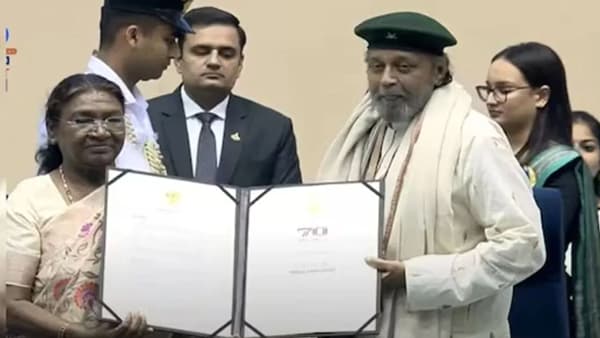 70 वा राष्ट्रीय चित्रपट पुरस्कार वितरण सोहळा आज (8 ऑक्टोबर) नवी दिल्लीतील विज्ञान भवनमध्ये पार पडला. राष्ट्रीय पुरस्कार विजेत्यांसोबतच ज्येष्ठ अभिनेते मिथुन चक्रवर्ती यांचा दादासाहेब फाळके पुरस्काराने गौरव करण्यात आला. राष्ट्रपती दौपदी मुर्मू यांच्या हस्ते हे पुरस्कार वितरित करण्यात आले. गेल्या वर्षभरात चित्रपटसृष्टीत दमदार कामगिरी करणाऱ्यांचा राष्ट्रीय पुरस्काराने सन्मान करण्यात आला. सत्तराव्या राष्ट्रीय पुरस्कारांमध्ये दाक्षिणात्य चित्रपटांचं वर्चस्व पहायला मिळालं.