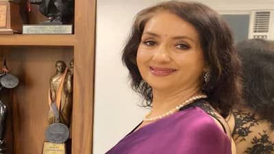 नीना कुळकर्णी यांच्या निधनाची अफवा, मी जिवंत... असं सांगत म्हणाल्या...