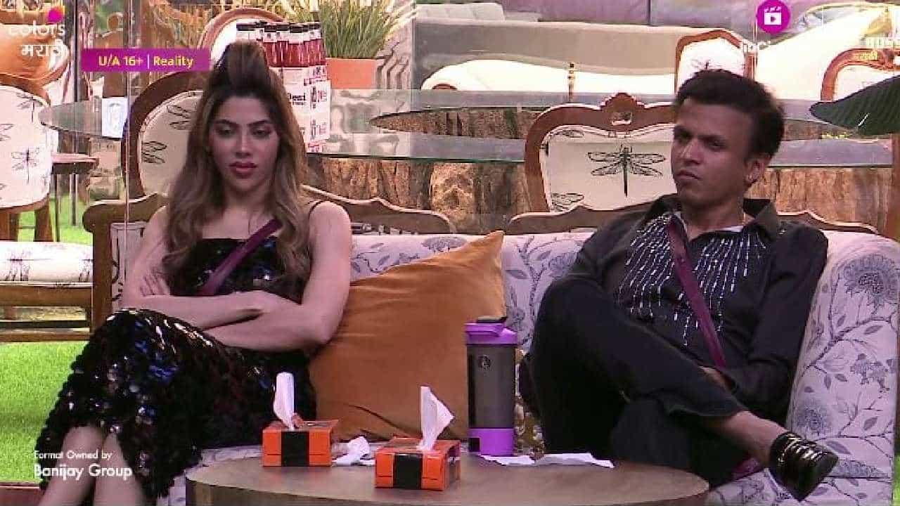 'बिग बॉस मराठी'चा पाचवा सिझन अंतिम टप्प्यात पोहोचला आहे. येत्या 6 ऑक्टोबर रोजी या सिझनचा ग्रँड फिनाले पार पडणार आहे. 'बिग बॉस मराठी'च्या 'अनसीन अनदेखा'मध्ये अभिजीत सावंत, सूरज चव्हाण आणि निक्की तांबोळी हे गार्डन एरियात बसून लग्नाविषयी गप्पा मारत असतात.