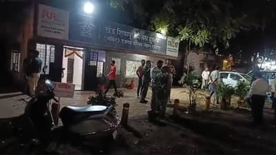 पुण्यात निवडणुकीच्या तोंडावर एका वाहनातून 5 कोटींची रोख रक्कम जप्त, ती गाडी कुणाची?