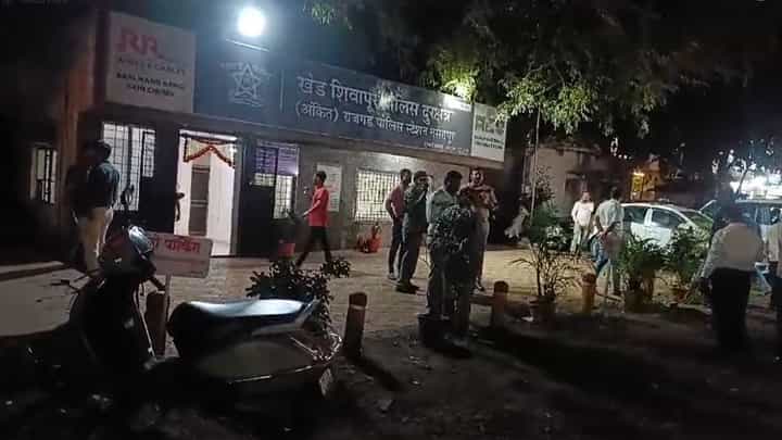 विधानसभेच्या तोंडावर पुण्यात खासगी वाहनातून 5 कोटींची रोकड जप्त, नेमकं प्रकरण काय? विधानसभेच्या तोंडावर पुण्यात खासगी वाहनातून 5 कोटींची रोकड जप्त, नेमकं प्रकरण काय?
