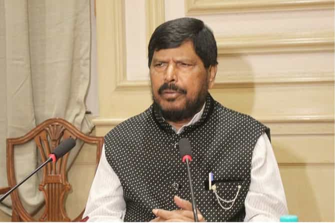 आठवलेंची नाराजी दूर, देवेंद्र फडणवीसांकडून मिळालं मोठं आश्वासन!