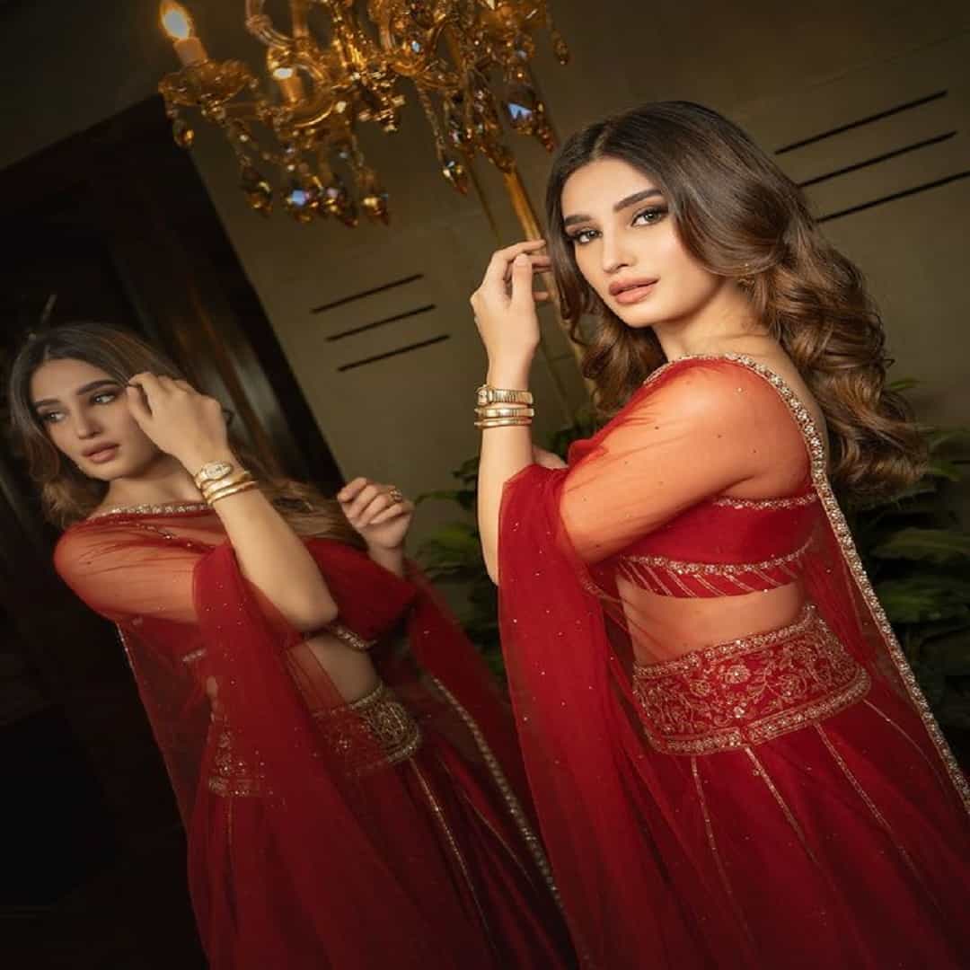 अभिनेत्री रवीना टंडन हिची लेक राशा थडानी कायम सोशल मीडियावर सक्रिय असते. राशा अभिनेत्री नसली तरी कायम चर्चेत असते.