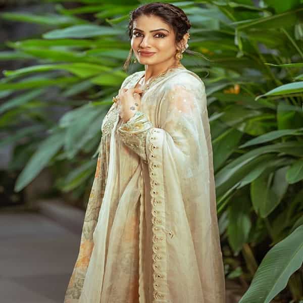 अभिनेत्री रवीना टंडन हिने अनेक सिनेमांमध्ये महत्त्वाची भूमिका साकारत चाहत्यांचं मनोरंजन केलं आहे. आजही तिच्या चाहत्यांची संख्या कमी झालेली नाही.
