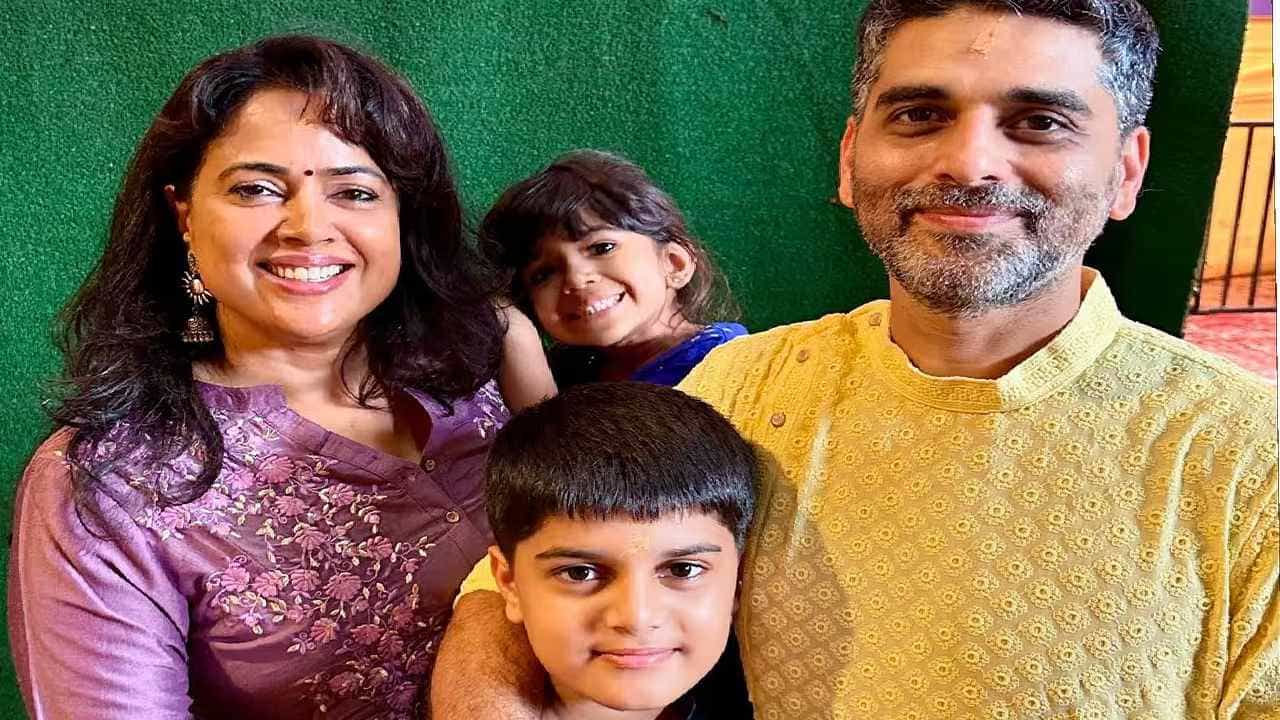 बॉलिवूड अभिनेत्री समीरा रेड्डी बऱ्याच काळापासून स्क्रीनपासून लांब आहे. अभिनेत्री आता नवरा आणि दोन मुलांसोबत आनंदात संसार करतेय. समीराने आता देबीना बॅनर्जीच्या पॉडकास्टमध्ये आपली प्रेग्नेंसी आणि मदरहूड जर्नीबद्दल सांगितलं.