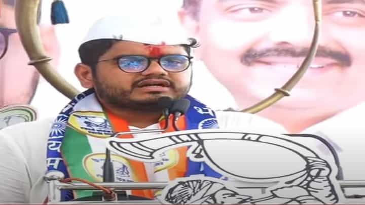 'त्या' फाईलवर आर.आर. आबांची सही होती, भरसभेत दादांचे गंभीर आरोप; मुलगा रोहित पाटील म्हणला.... 'त्या' फाईलवर आर.आर. आबांची सही होती, भरसभेत दादांचे गंभीर आरोप; मुलगा रोहित पाटील म्हणला....