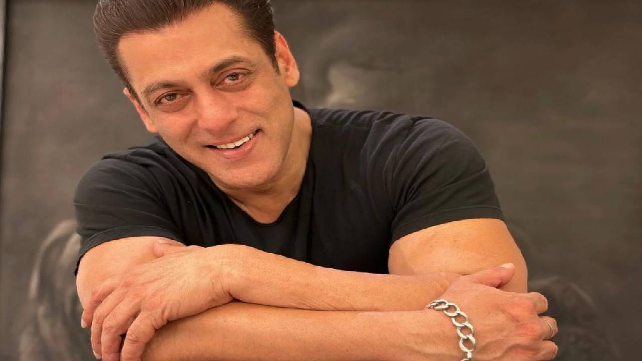 Salman Khan बिग बॉस असो की शूटिंग भाईजानच्या हातात नेहमी दिसतं ते