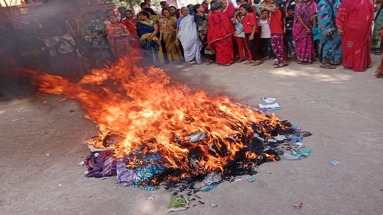 शिंदेंच्या मंत्र्यानं वाटलेल्या साड्यांची संतप्त महिलांनी केली होळी, कुठे घडला प्रकार? बघा व्हिडीओ