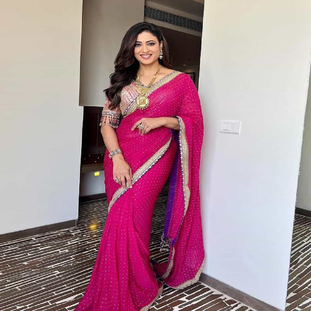 अभिनेत्री श्वेता तिवारी हिने स्वतःचे काही फोटो सोशल मीडियावर पोस्ट केले आहेत. पारंपरिक लूकमध्ये श्वेता प्रचंड सुंदर दिसत आहे.