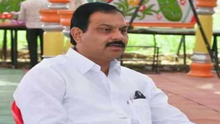 'संजयमामा शिंदेंनी सर्वांना फसवलं, त्यांना आता कुठे जायला तोंड...', उमेदवारी जाहीर होताच शरद पवारांच्या नेत्याचा घणाघात 'संजयमामा शिंदेंनी सर्वांना फसवलं, त्यांना आता कुठे जायला तोंड...', उमेदवारी जाहीर होताच शरद पवारांच्या नेत्याचा घणाघात