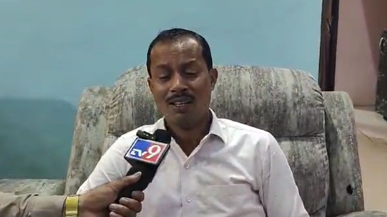 उद्धव ठाकरे देव माणूस, घातकी माणसासोबत... शिंदेंनी तिकीट नाकारताच श्रीनिवास वनगा ढसाढसा रडले, पत्नीलाही अश्रू अनावर उद्धव ठाकरे देव माणूस, घातकी माणसासोबत... शिंदेंनी तिकीट नाकारताच श्रीनिवास वनगा ढसाढसा रडले, पत्नीलाही अश्रू अनावर