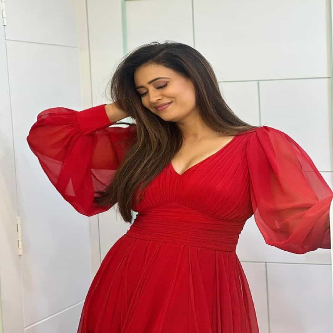 अभिनेत्री श्वेता तिवारी हिने आता देखील काही फोटो सोशल मीडियावर पोस्ट केले आहे. फोटोंमध्ये अभिनेत्री प्रचंड हॉट आणि बोल्ड दिसत आहे.