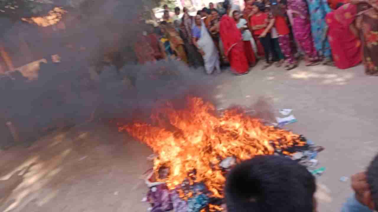 शिंदे गटाच्या मंत्र्याकडून नवरात्रीनिमित्त साडी वाटप, संतप्त महिलांनी वाटेतच केली साड्यांची होळी, पाहा व्हिडीओ 