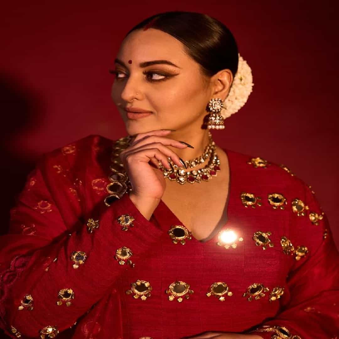 अभिनेत्री सोनाक्षी सिन्हा हिने सोशल मीडियावर काही फोटो पोस्ट केले आहेत. सध्या अभिनेत्रीचे फोटो सोशल मीडियावर तुफान व्हायरल होत आहेत.