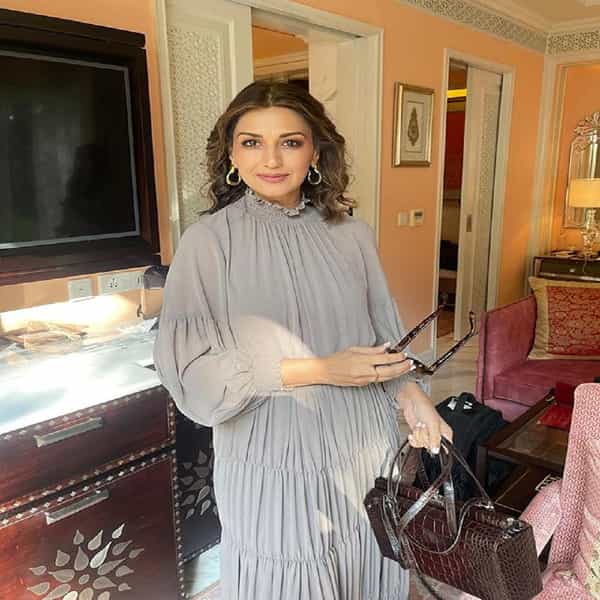 अभिनेत्री सोनाली बेंद्रे हिने साध्या ड्रेसमध्ये फोटो पोस्ट केले आहे. पण साध्या लूकमध्ये देखील सोनाली बोल्ड आणि हॉट दिसत आहे.