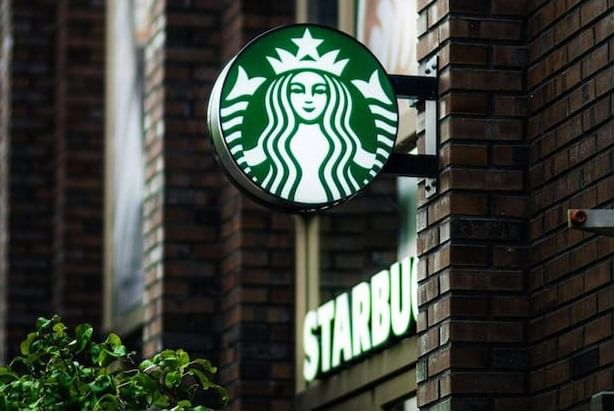 Starbucks कॉफी संस्कृतीला समानार्थी असलेल्या स्टारबक्सने भारतात आपला ठसा उमटवला आहे.  टाटा कंझ्युमर प्रॉडक्ट्स लि.चा स्टारबक्स सोबतचा हा संयुक्त उपक्रम ऑक्टोबर 2012 मध्ये लाँच झाला होता. टाटा स्टारबक्सने स्थानिक फ्लेवर्सला  जागतिक ब्रँडसोबत जोडले आहे. स्टारबक्सला भारतीय अभिरुचीनुसार पदार्थांची विक्री करण्याची परवानगी दिली असून मोठ्या शहरात हा ब्रॅंड विस्तारत आहे.