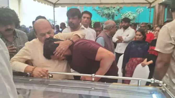 आईचा मृतदेह पाहताच ढसाढसा रडू लागला प्रसिद्ध अभिनेता, ते फोटो पाहून तुम्हीही म्हणाल...