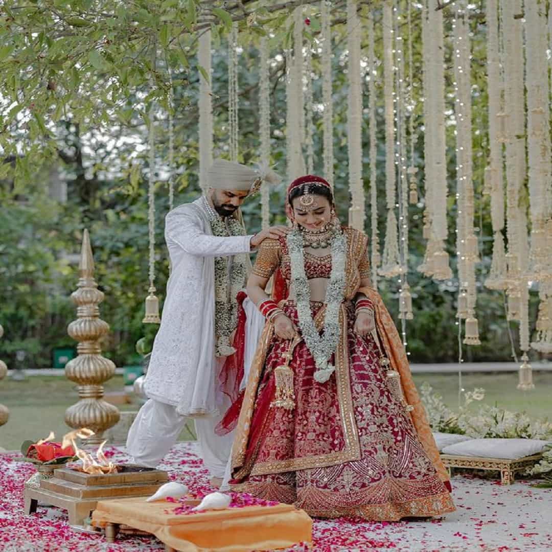 'नागीन' फेम अभिनेत्री सुरभी ज्योती हिने लग्न केलं आहे. अभिनेत्री बॉयफ्रेंडसोबत लग्न केलं आहे. गेल्या काही दिवसांपासून त्यांच्या लग्नाची चर्चा रंगली आहे.