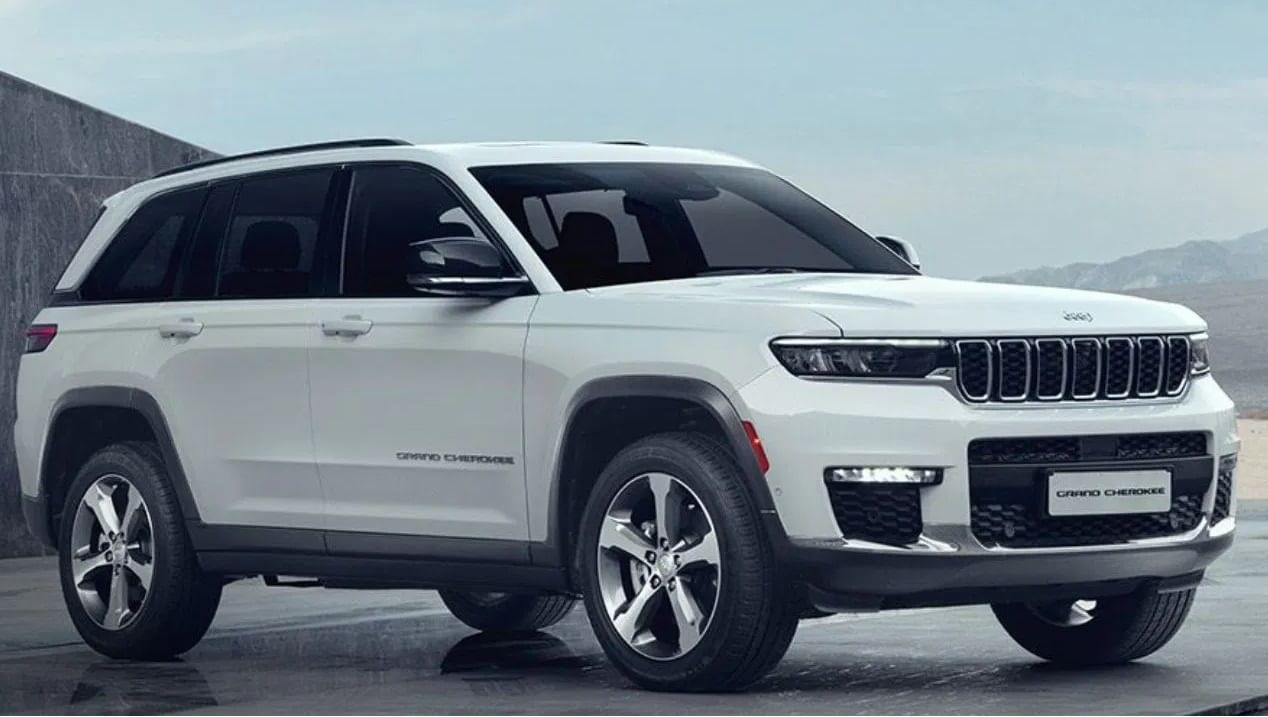 Jeep Grand Cherokee: सर्वात मोठे डिस्काऊंट जीप ग्रॅंड चेरोकी एसयुव्हीवर आहे. यात सणासुदीत या गाडीवर 12 लाखाची सूट आहे. या कारची एक्स शोरुम किंमत 80.50 लाख रुपये आहे. ग्रॅंड चेरोकीचा मुकाबला मर्सिडीज GLE आणि  BMW X5 शी होतो. (Jeep)