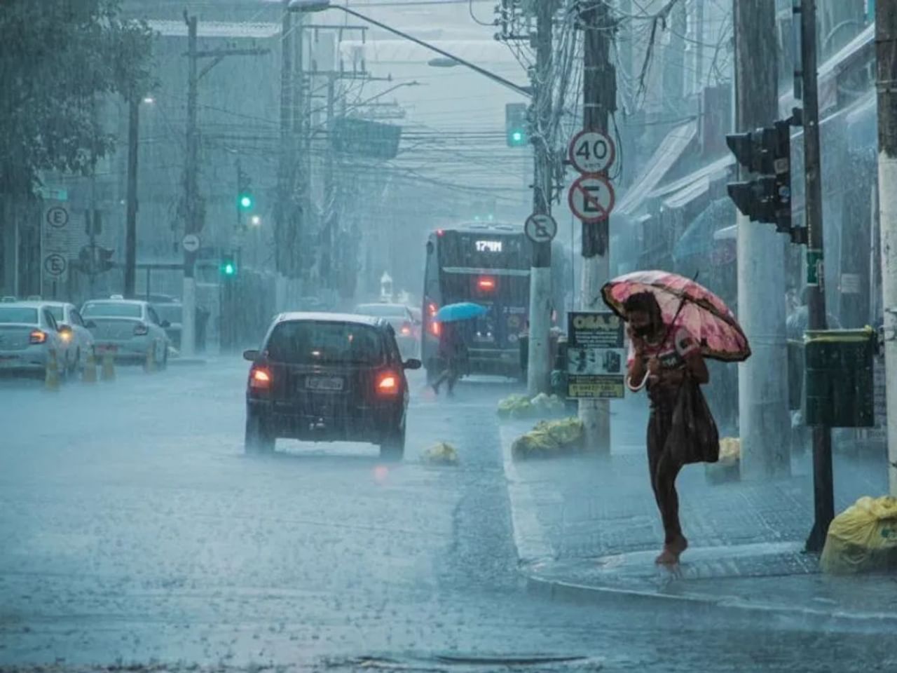 महाराष्ट्राला परतीच्या पावसाचा मोठा फटका बसला. अनेक ठिकाणी परतीच्या पवासानं जोरदार हजेरी लावल्यामुळे शेतकऱ्यांचं मोठं नुकसानं झालं. दरम्यान राज्यातून पाऊस गेला असं वाटत असतानाच आता पुन्हा एकदा हवामान खात्याकडून राज्यात पावसाचा इशारा देण्यात आला आहे.