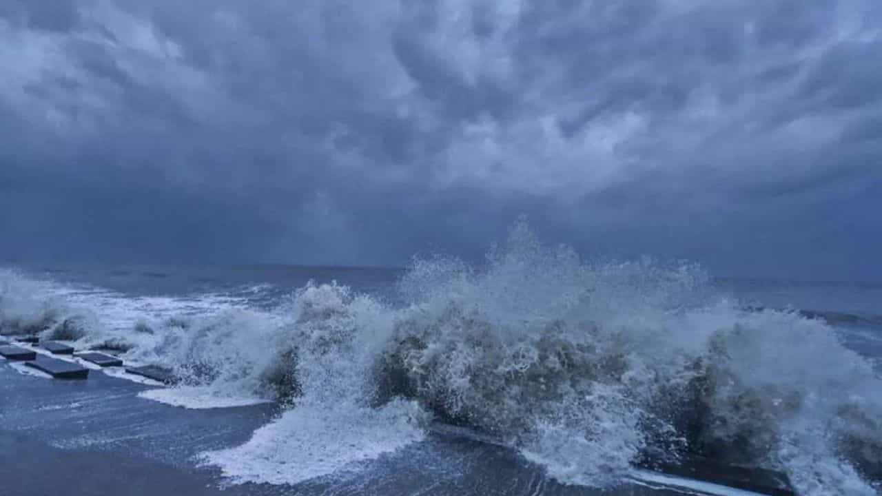 चक्रीवादळाच्या रुपानं पुन्हा एकदा एक मोठं संकट देशावर घोंगावत आहे. फेंगल चक्रीवादळाचा सर्वाधिक फटका हा दक्षिण भारतातील राज्यांना बसण्याची शक्यता आहे. तामिळनाडूसह अनेक राज्यांमध्ये फेंगल चक्रीवादळामुळे मोठं नुकसान होण्याची शक्यता आहे.
