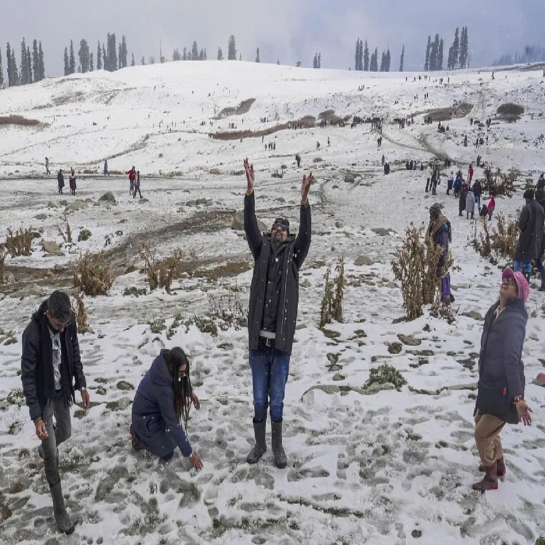 दरम्यान कुपवाडा जिल्ह्यातील माचिल आणि कर्नाह तसेच बांदीपोरा जिल्ह्यातील तुलैलमध्ये झालेल्या बर्फवृष्टीचा पर्यटकांनी मनसोक्त आनंद लुटला