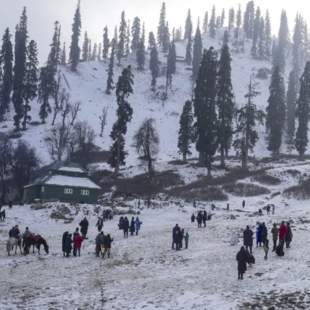 सध्या थंडीचा महिना सुरु झाला आहे. अशातच लोकांना थंडीच्या ठिकाणी पर्यटनासाठी जायला प्रचंड आवडतं. जसं की मनाली, काश्मिर, शिमला वैगरे. कारण या मोसमात तिथे बर्फवृष्टी होत असते. 