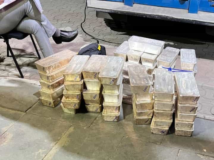 मुंबईत कॅश व्हॅनमध्ये साडेसहा टन चांदीच्या विटा; किंमत ऐकून बसेल धक्का मुंबईत कॅश व्हॅनमध्ये साडेसहा टन चांदीच्या विटा; किंमत ऐकून बसेल धक्का