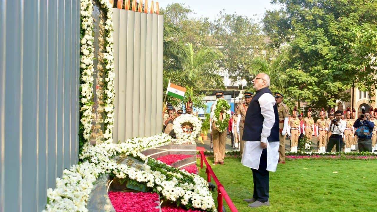एकीकडे 26 नोव्हेंबर हा 'संविधान दिवस' म्हणून ओळखला जातो, तर दुसरीकडे या तारखेशी निगडीत एक असा काळा दिवस आहे, जो क्वचितच कोणी विसरू शकेल. 26 नोव्हेंबर 2008 रोजी मुंबईवर दहशतवाद्यांनी हल्ला केला होता. या घटनेला 16 वर्षं उलटली तरी प्रत्येक भारतीयाच्या मनात घटनेच्या कटू आठवणी जिवंत आहेत.