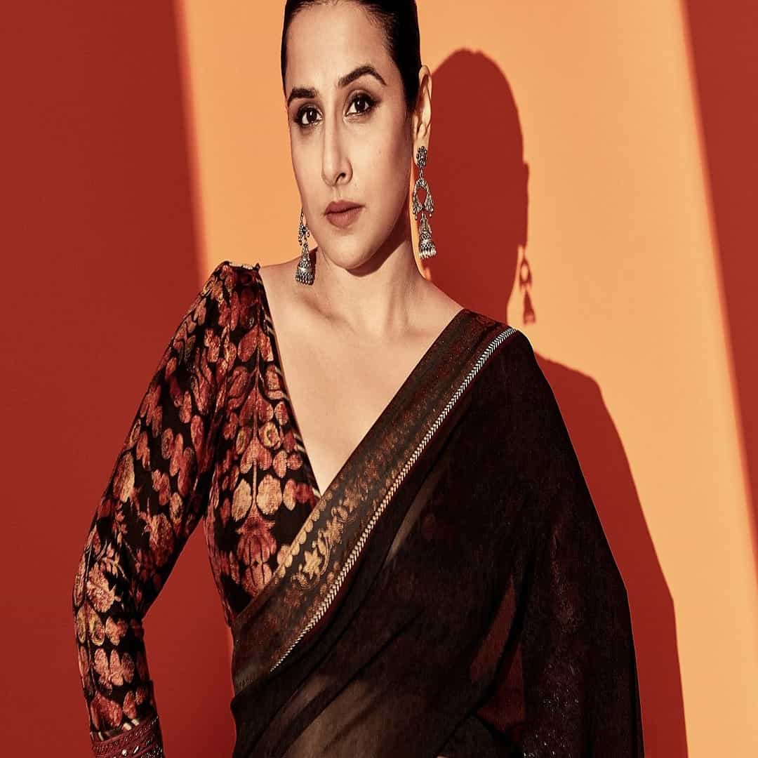 विद्या बालनने बॉलिवूडमध्ये आपलं वेगळं असं एक स्थान निर्माण केलं आहे. विद्या बालन म्हटल्यावर चित्रपटात काहीतरी नक्कीच वेगळं पाहायला मिळणार असा चाहत्यांचा विश्वास नक्कीच असतो. पण एक आश्चर्याची बाब म्हणजे विद्याची बहीणही सुप्रसिद्ध अभिनेत्री आहे. दोघीही एकाच क्षेत्रात असून एकमेकींना फार भेटत नाही.