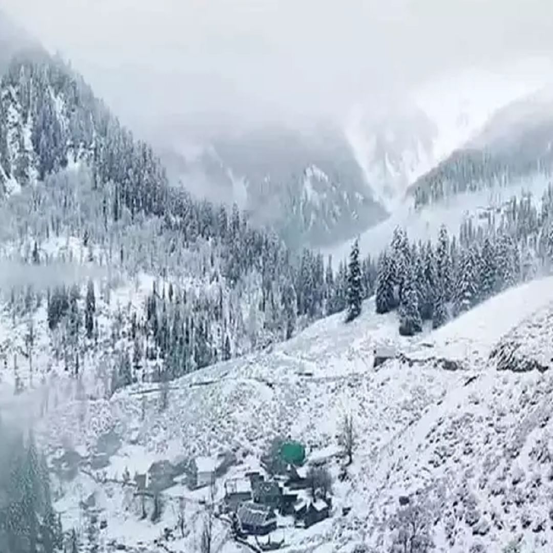  काश्मिरमध्ये मोसमातील पहिली बर्फवृष्टी झाली आहे. काश्मिर खोऱ्यातील भद्रवाह येथे चालू मोसमातील पहिली बर्फवृष्टी झाली. 