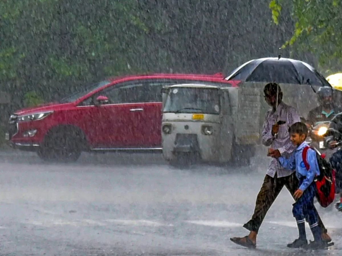 कोकणातील काही जिल्ह्यांमध्ये आज पाऊस हजेरी लावण्याची शक्यता आहे. कोकणात मध्यम स्वरुपाच्या पावसाची शक्यता हवामान विभागाकडून वर्तवण्यात आली आहे. कोकणाला यलो अलर्ट देण्यात आला आहे. 