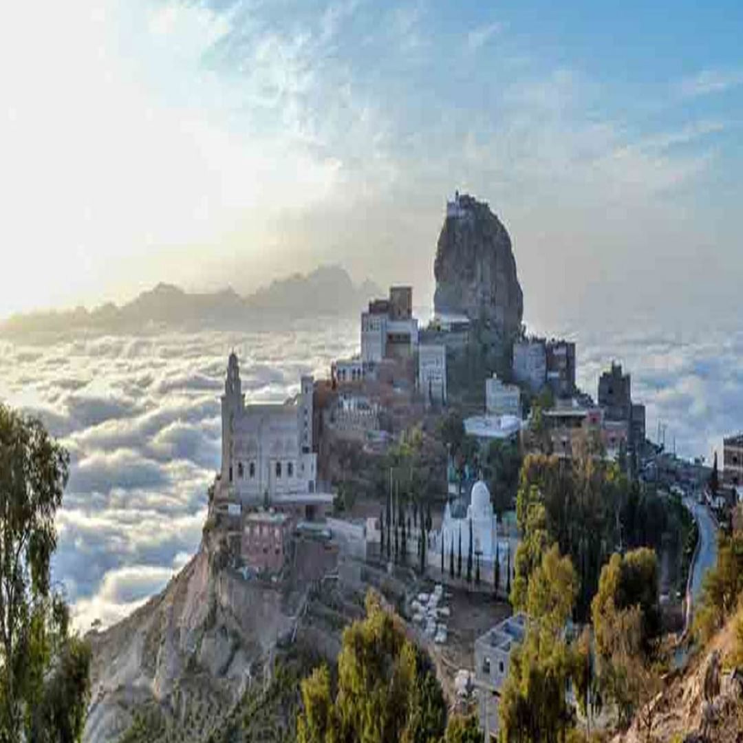 हिवाळा आणि उन्हाळा हे दोन्हीच ऋतु या गावात अस्तित्वात असले तरी पावसाळा मात्र कधीच येत नाही. अल हुतैब या गावात प्राचीन व आधुनिक दोन्ही प्रकारच्या वास्तुकलेचा संगम दिसून येतो. तसेच अल हुतैब गाव समुद्रसपाटीपासून 3200 मीटर उंचीवर आहे. त्यामुळं हे गाव डोंगराच्या टोकावर आहे. 