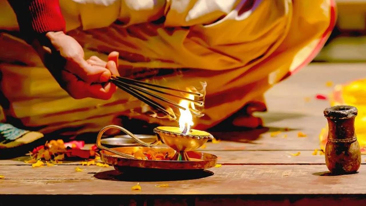 पूजा करताना का लावली जाते अगरबत्ती? जाणून घ्या शास्त्रीय कारण आणि महत्त्व पूजा करताना का लावली जाते अगरबत्ती? जाणून घ्या शास्त्रीय कारण आणि महत्त्व