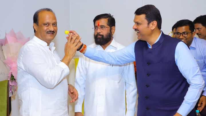 Ajit Pawar : सत्तास्थापनेच्या हालचालींदरम्यान अजितदादांची मोठ्या पदावर वर्णी, सर्व आमदारांचा एकत्रित निर्णय Ajit Pawar : सत्तास्थापनेच्या हालचालींदरम्यान अजितदादांची मोठ्या पदावर वर्णी, सर्व आमदारांचा एकत्रित निर्णय