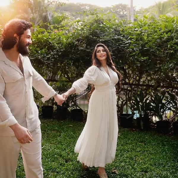 नागार्जुन यांचा मुलगा अखिल अक्किनेनी याने मंगळवारी साखरपुड्याचे फोटो पोस्ट करत चाहत्यांना सुखद धक्का दिला. भाऊ नाग चैतन्यच्या दुसऱ्या लग्नाआधीच अखिलने साखरपुडा उरकला आहे. झैनाब रावदजी असं त्याच्या होणाऱ्या पत्नीचं नाव आहे.
