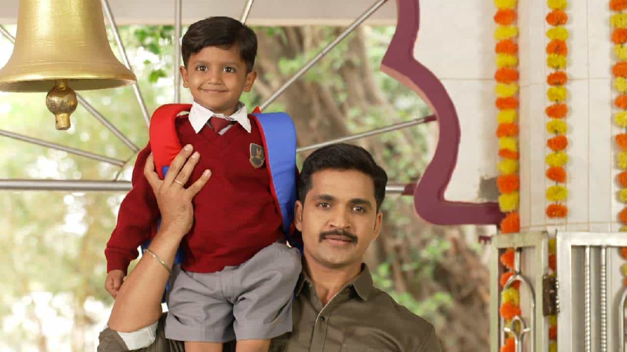 'अप्पी आमची कलेक्टर' या मालिकेचं कथानक अत्यंत रंजक वळणावर येऊन पोहोचलं आहे. अमोलला दिवाळीत आनंदित ठेवण्यासाठी संपूर्ण कुटुंब प्रयत्न करतंय. अमोलच्या मन:शांतीसाठी अमोलला झालेल्या आजाराचं सत्य लपवण्याचा निर्णय स्वप्नील आणि रुपालीने घेतलाय.