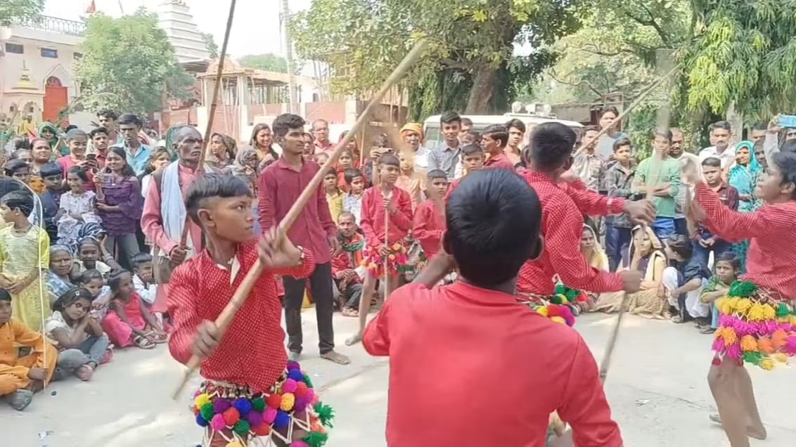 या गावातील दिवाळीची परंपराच वेगळी, दिवाळी सण आहे की युद्धाचं मैदान