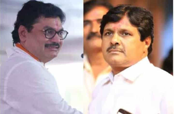 धनजंय मुंडे यांच्या परळीत राडा, EVM मशिनची जबर तोडफोड, तीन केंद्रांवर मतदान थांबवलं धनजंय मुंडे यांच्या परळीत राडा, EVM मशिनची जबर तोडफोड, तीन केंद्रांवर मतदान थांबवलं