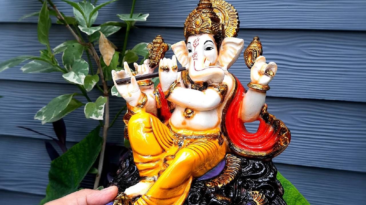 Ganesh Idols : तुम्ही चुकीच्या दिशेला गणपतीची मूर्ती ठेवता का? योग्य दिशा कोणती जाणून घ्या, समृद्धीचा येईल