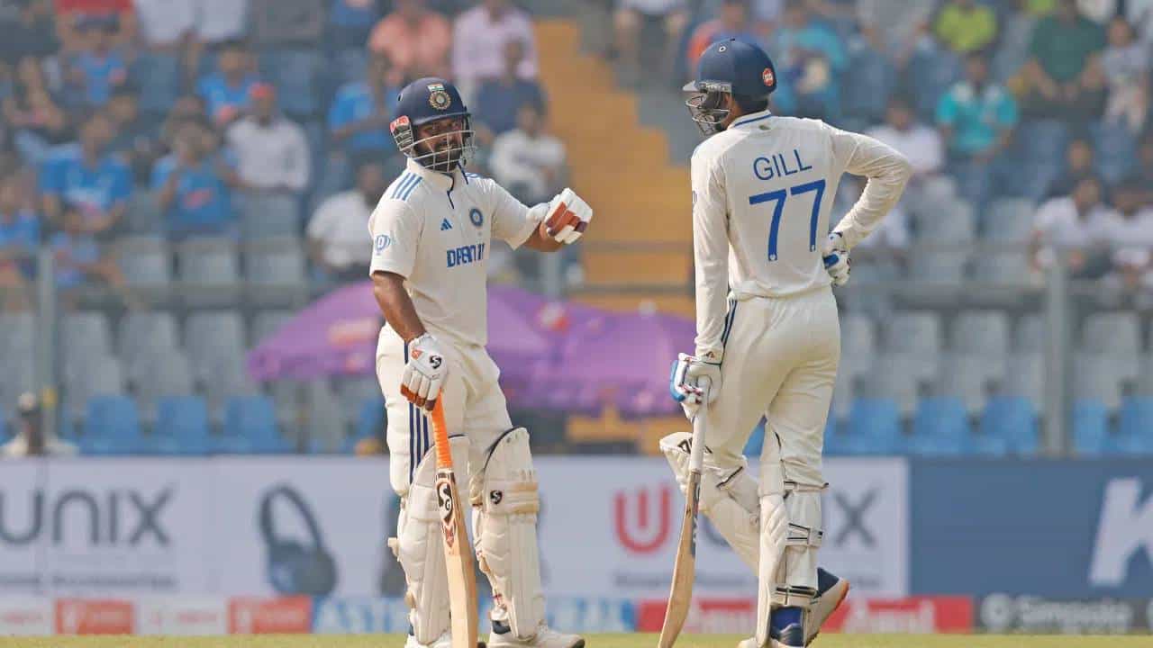 तिसऱ्या कसोटीत भारताची स्थिती मजबूत आहे. पण दुसऱ्या डावातील फलंदाजीवर सर्वस्वी अवलंबून आहे. न्यूझीलंडच्या 9 बाद 143 धावा अशी स्थिती आहे. म्हणजेच तिसऱ्या दिवशी 200 च्या आता न्यूझीलंडचा डाव राहील अशी स्थिती आहे. त्यामुळे भारताला विजयाची संधी असणार आहे.