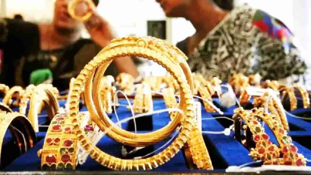 Jalgaon Gold : सुवर्णनगरीत ग्राहकांची भाऊगर्दी; सोन्यात एक हजारांची स्वस्ताई तर चांदीची महागाईला सुट्टी