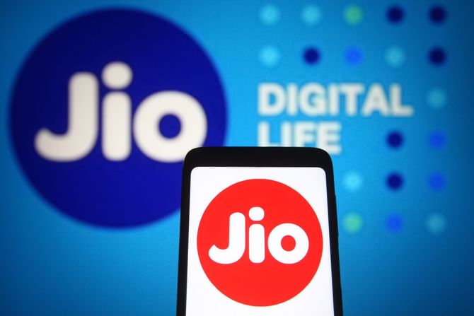 Jio नं उडवली टेलीकॉम कंपन्यांची झोप, लाँच केला सर्वात स्वस्त प्लॅन