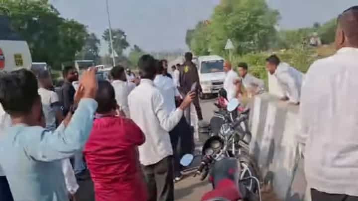 नाशकात तुफान राडा, सुहास कांदेंनी बोलावलेल्या मतदारांची वाट समीर भुजबळांनी आडवली, नेमकं काय घडलं? नाशकात तुफान राडा, सुहास कांदेंनी बोलावलेल्या मतदारांची वाट समीर भुजबळांनी आडवली, नेमकं काय घडलं?