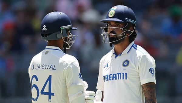 पर्थ येथे सुरु असलेल्या पहिल्या कसोटी सामन्यात टीम इंडियाने जबरदस्त कामगिरी केली आहे. गोलंदाजांनी पहिल्या डावात तारल्यानंतर दुसऱ्या डावात फलंदाजांनी साजेशी कामगिरी केली. सलामीला आलेल्या केएल राहुल आणि यशस्वी जयस्वाल यांनी चांगली सुरुवात करून दिली. तसेच ऑस्ट्रेलियात इतिहास रचला आहे.