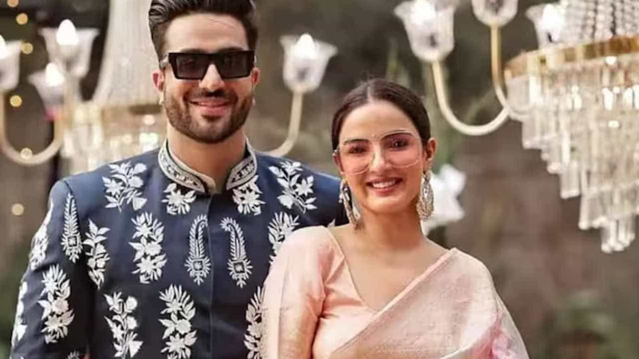 एक VIDEO समोर आलाय. त्यात अली गोनीने जैस्मिन भसीन सोबत लग्न करण्यावर शिक्कामोर्तब केलय. व्हिडिओमध्ये तो जैस्मिनच्या कुटुंबासोबत बसला आहे. बोलता, बोलता अभिनेत्रीच्या आईने सुद्धा तारखांची घोषणा करुन टाकली.