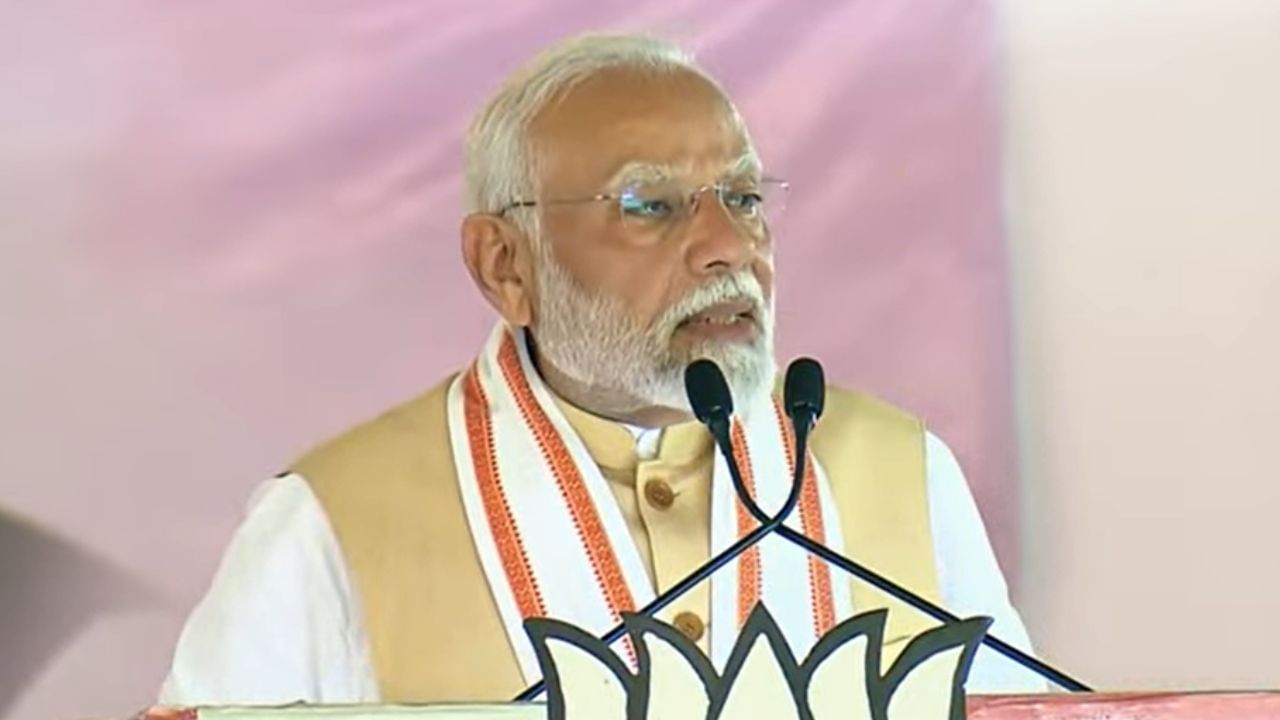 Narendra modi: महाराष्ट्रात महायुतीचे सरकार येताच पहिले काम काय करणार? नरेंद्र मोदी यांनी जाहीर केला निर्णय Narendra modi: महाराष्ट्रात महायुतीचे सरकार येताच पहिले काम काय करणार? नरेंद्र मोदी यांनी जाहीर केला निर्णय