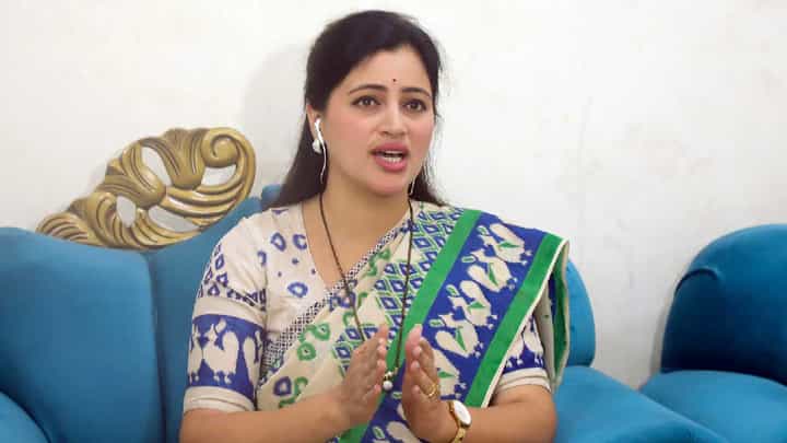 Navneet Rane : 'होऊन जाऊद्या... रवी राणाही आमदारकीचा राजीनामा देतील', नवनीत राणांचं विरोधकांना थेट आव्हान Navneet Rane : 'होऊन जाऊद्या... रवी राणाही आमदारकीचा राजीनामा देतील', नवनीत राणांचं विरोधकांना थेट आव्हान