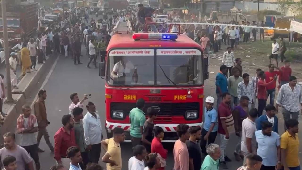 जळगावात गाडीत CNG भरत असताना स्फोट, बुलेट दुचाकी चक्क आकाशात फुटबॉलसारखी उडाली